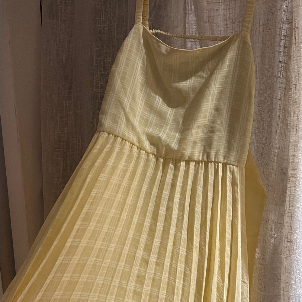 Elegant Yellow Pleated Dress with lining